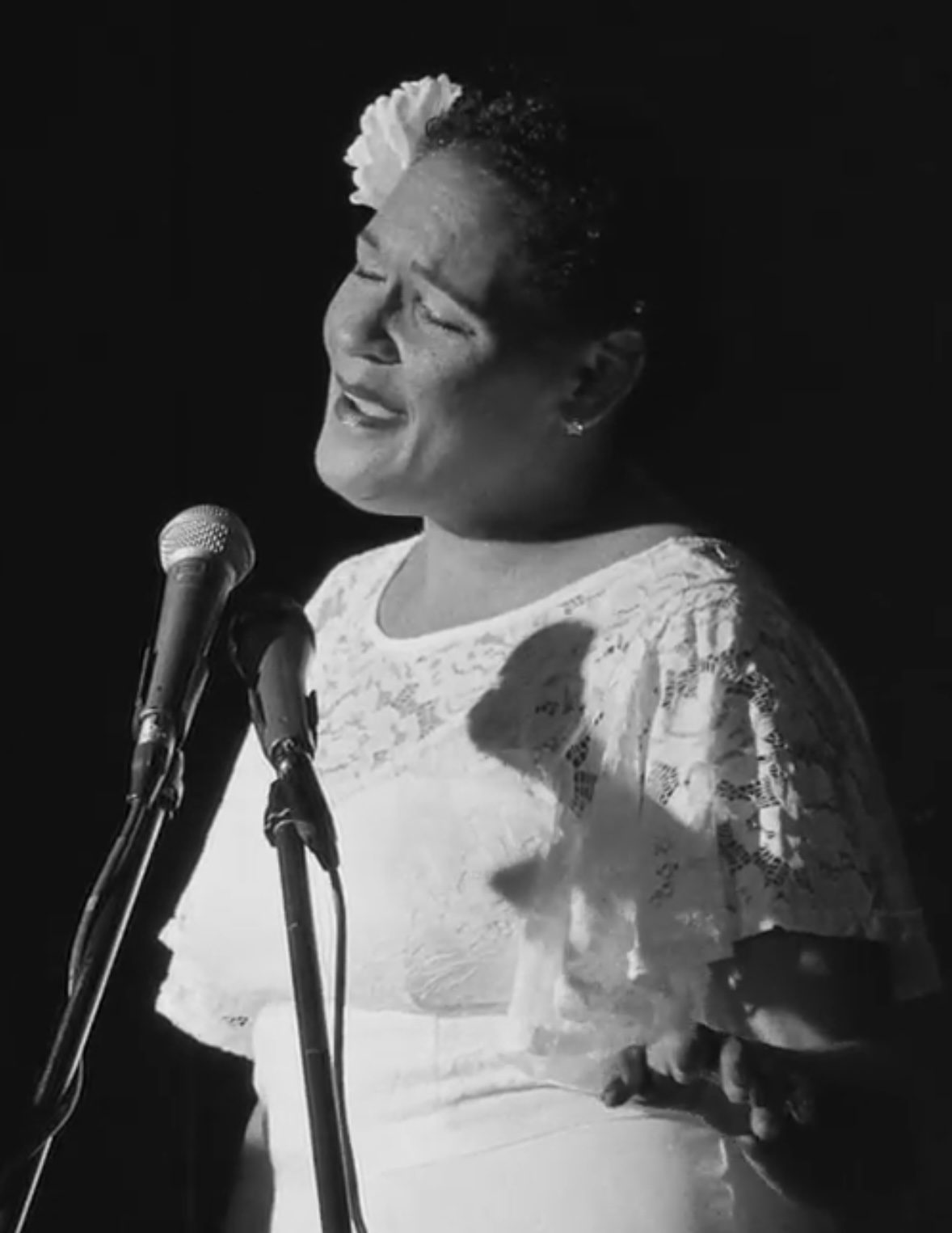 Maya Francine Thomas singing in Billie